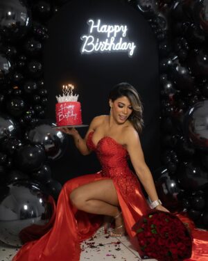 Karen Dejo Instagram - BIRTHDAY GIRL 🌹🎈🎂
Agradecida por un año más de vida , rodeada de las personas que me aman♥️, gracias Dios, gracias a todos ustedes que me demuestran su cariño por mis redes. Les mando un besote y mucho amor. 
💋

👗@maritzamendozastudio 
🎈@lacasitadevalentinaperu
🎂@malitortas.eventos 
🌹@magia.pe_