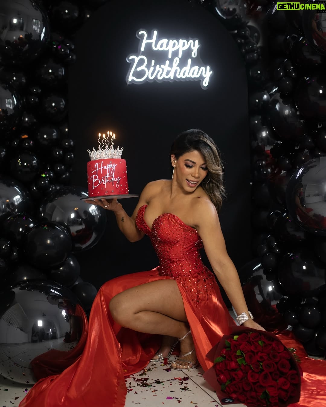 Karen Dejo - 27.4K Likes - BIRTHDAY GIRL 🌹🎈🎂
Agradecida por un año más de vida , rodeada de las personas que me aman♥️, gracias Dios, gracias a todos ustedes que me demuestran su cariño por mis redes. Les mando un besote y mucho amor. 
💋

👗@maritzamendozastudio 
🎈@lacasitadevalentinaperu
🎂@malitortas.eventos 
🌹@magia.pe_