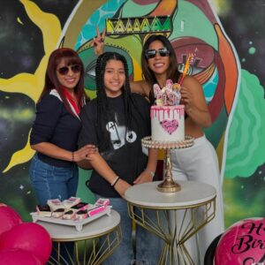 Karen Dejo Instagram - Hace 13 años le pedi a Diosito con mucha fé que me diera la bendición de ser madre y nació mi niña hermosa, la dueña de mi vida, de mi corazón, hago todo para verte crecer feliz .
Siempre la abu y yo estaremos a tu lado para encaminarte, guiarte , cuídate  y llenarte de amor 
❤️🥰Feliz Cumplaños Mia y recuerda toda la vida que te amamos !!!🎂❤️