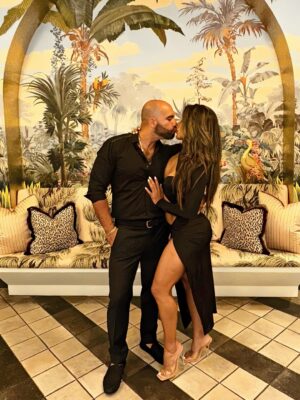 Karen Dejo Instagram - Me encanta cuando disfrutamos el uno del otro❤️siento que el mundo se detiene y todo es perfecto. (solo falta Mía y Dayyan )
✨Caring for our love is a commitment✨
Love you