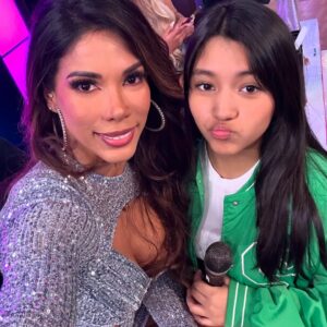 Karen Dejo Instagram - Hace 13 años le pedi a Diosito con mucha fé que me diera la bendición de ser madre y nació mi niña hermosa, la dueña de mi vida, de mi corazón, hago todo para verte crecer feliz .
Siempre la abu y yo estaremos a tu lado para encaminarte, guiarte , cuídate  y llenarte de amor 
❤️🥰Feliz Cumplaños Mia y recuerda toda la vida que te amamos !!!🎂❤️