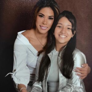 Karen Dejo Instagram - Hace 13 años le pedi a Diosito con mucha fé que me diera la bendición de ser madre y nació mi niña hermosa, la dueña de mi vida, de mi corazón, hago todo para verte crecer feliz .
Siempre la abu y yo estaremos a tu lado para encaminarte, guiarte , cuídate  y llenarte de amor 
❤️🥰Feliz Cumplaños Mia y recuerda toda la vida que te amamos !!!🎂❤️