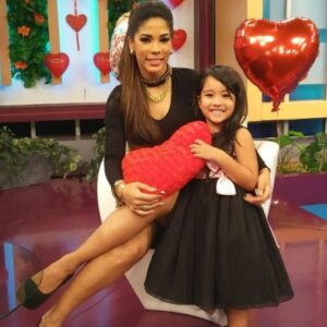 Karen Dejo Instagram - Hace 13 años le pedi a Diosito con mucha fé que me diera la bendición de ser madre y nació mi niña hermosa, la dueña de mi vida, de mi corazón, hago todo para verte crecer feliz .
Siempre la abu y yo estaremos a tu lado para encaminarte, guiarte , cuídate  y llenarte de amor 
❤️🥰Feliz Cumplaños Mia y recuerda toda la vida que te amamos !!!🎂❤️
