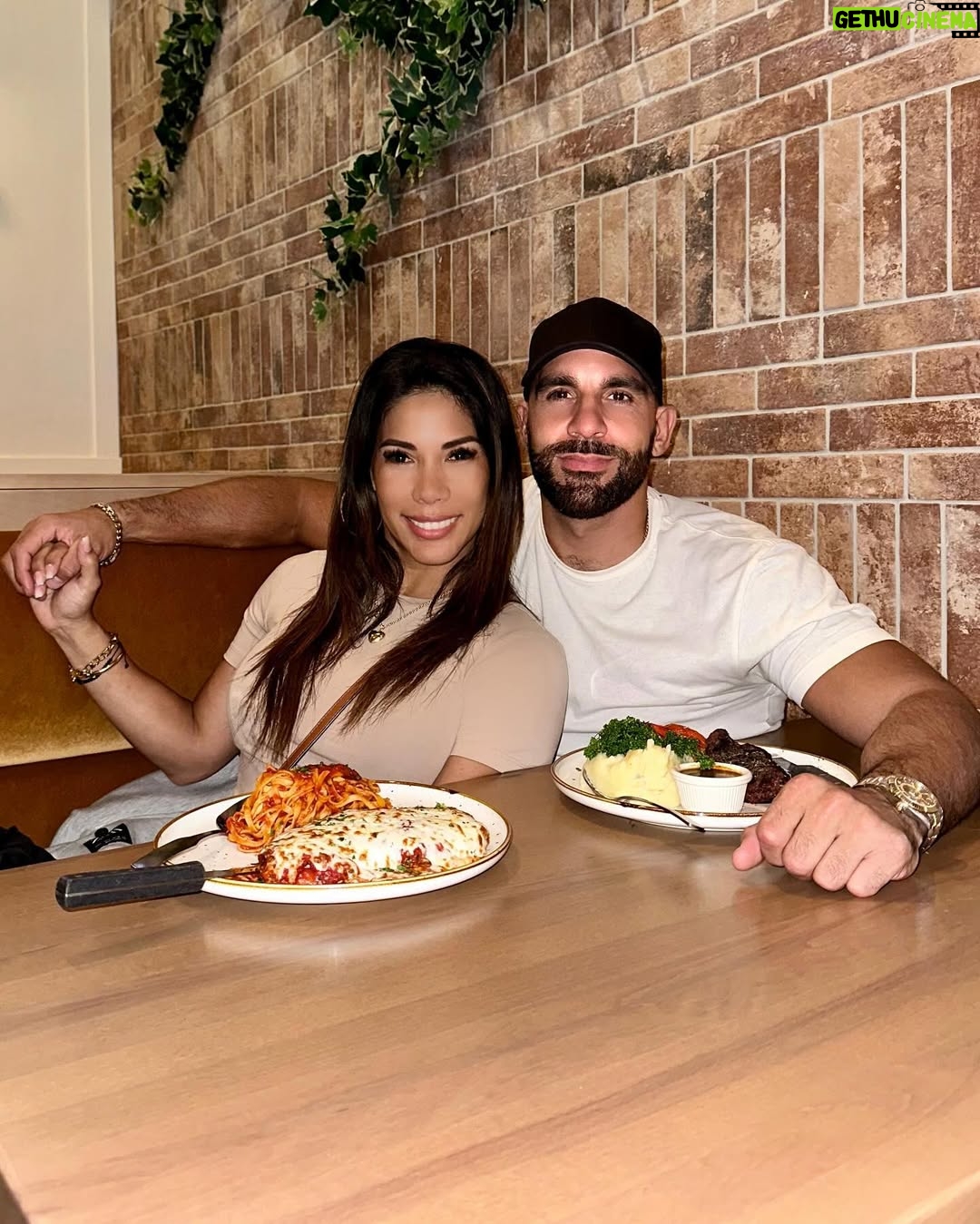 Karen Dejo - 42.5K Likes - Pase unos días hermosos en Montreal , te amo mucho , estoy muy feliz de todo lo que estamos construyendo juntos . Siempre vamos a cuidarnos ❤️
Dios sabe por qué unió nuestros caminos 🙏🏽
@shahidkhan.escapades
