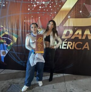 Karen Dejo Instagram - Orgullosa de mi bb , amo como baila y cada logro de ella me hace feliz , mi corazón palpita rápido de la emoción. Te amo 💕 mi amor . (Su primera competencia sudamericana )🏆

@ebac_escueladedanzaoficial 
@alldanceinternationalofficial