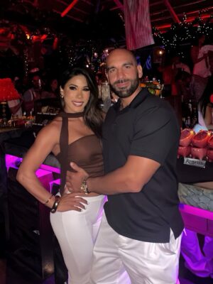 Karen Dejo Instagram - Me encanta cuando disfrutamos el uno del otro❤️siento que el mundo se detiene y todo es perfecto. (solo falta Mía y Dayyan )
✨Caring for our love is a commitment✨
Love you