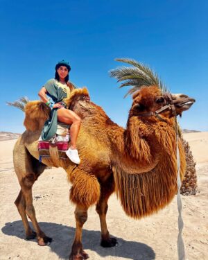 Karen Dejo Instagram - Un día hermoso en Ica con mi bb y mi novio 🐪💕
#love #ica #dromedary #goodvibes