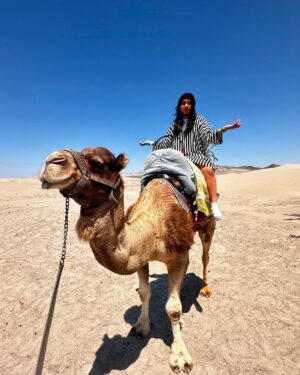 Karen Dejo Instagram - Un día hermoso en Ica con mi bb y mi novio 🐪💕
#love #ica #dromedary #goodvibes