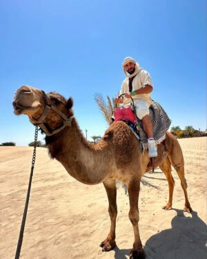 Karen Dejo Instagram - Un día hermoso en Ica con mi bb y mi novio 🐪💕
#love #ica #dromedary #goodvibes