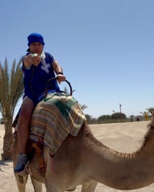 Karen Dejo Instagram - Un día hermoso en Ica con mi bb y mi novio 🐪💕
#love #ica #dromedary #goodvibes