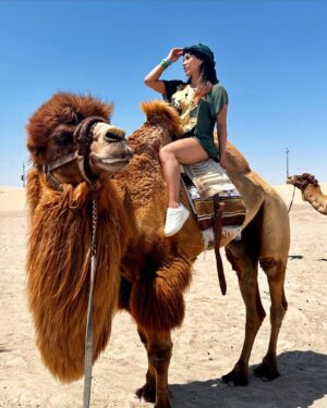 Karen Dejo Instagram - Un día hermoso en Ica con mi bb y mi novio 🐪💕
#love #ica #dromedary #goodvibes