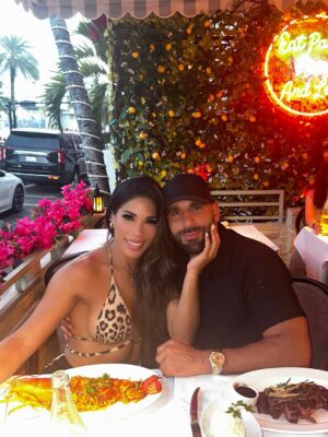 Karen Dejo Instagram - Me encanta cuando disfrutamos el uno del otro❤️siento que el mundo se detiene y todo es perfecto. (solo falta Mía y Dayyan )
✨Caring for our love is a commitment✨
Love you