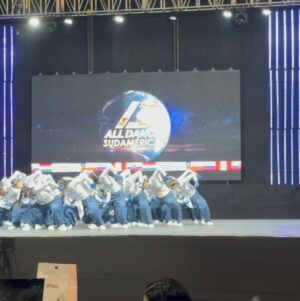 Karen Dejo Instagram - Orgullosa de mi bb , amo como baila y cada logro de ella me hace feliz , mi corazón palpita rápido de la emoción. Te amo 💕 mi amor . (Su primera competencia sudamericana )🏆

@ebac_escueladedanzaoficial 
@alldanceinternationalofficial