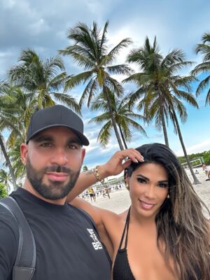 Karen Dejo Instagram - Me encanta cuando disfrutamos el uno del otro❤️siento que el mundo se detiene y todo es perfecto. (solo falta Mía y Dayyan )
✨Caring for our love is a commitment✨
Love you