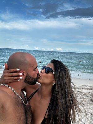 Karen Dejo Instagram - Me encanta cuando disfrutamos el uno del otro❤️siento que el mundo se detiene y todo es perfecto. (solo falta Mía y Dayyan )
✨Caring for our love is a commitment✨
Love you