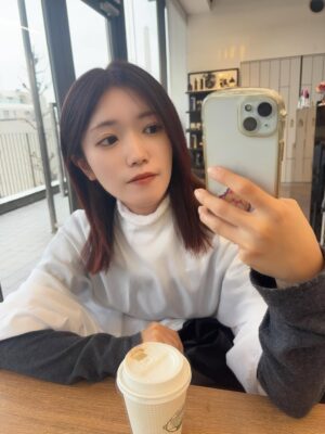 Karen Miyama Instagram - 髪染めたんご
いつも絶妙なラインをだしてくれるまいこさん @maiko618 

過去一お気に入りの色になりました☺️