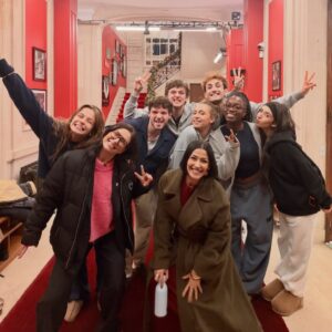 Karima Charni Instagram - Au programme de la quotidienne aujourd’hui à 17h30 sur TF1: visite surprise & quizz spécial star ac’ hosté par @luciebernardoni & moi✨❤️🏰

Ps: Samedi soir, on célébrera le 200eme Prime de l’émission! 🥹🤩🥳 Je compte sur vous? 🫶🏽

#TF1 #StarAcademy #Entertainment 

@staracademytf1 @tf1 @tf1plus @endemolfr