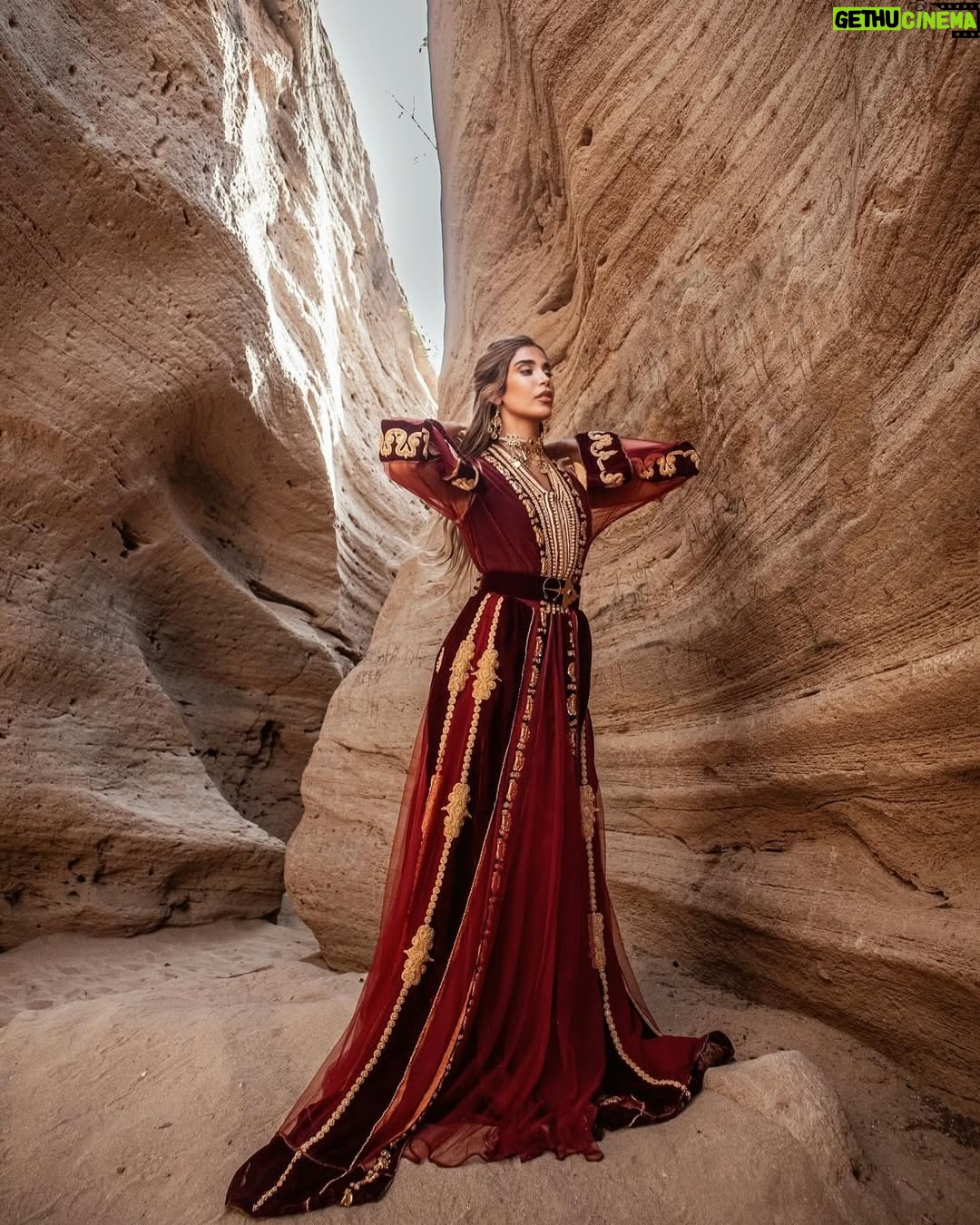 Karima Gouit - 117.8K Likes - وا لهاوا مانيغ لان إيهواوين ؟  ⵣ 

للفخامة عنوان @malika_mouzyene ✨🤎 

تصوير @othmanessahat ✨🤎