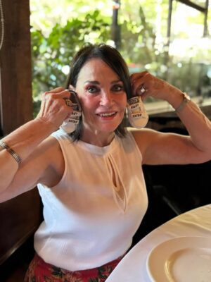 Karina Calmet Instagram - Celebramos a mi mami @martabrugnar 🌻 por su cumpleaños! Primer año como Bisnonna apachurrando a su Rafito… Te amamos Mami❤️