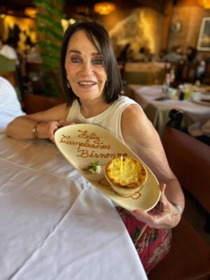 Karina Calmet Instagram - Celebramos a mi mami @martabrugnar 🌻 por su cumpleaños! Primer año como Bisnonna apachurrando a su Rafito… Te amamos Mami❤️
