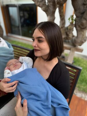 Karina Calmet Instagram - Celebramos a mi mami @martabrugnar 🌻 por su cumpleaños! Primer año como Bisnonna apachurrando a su Rafito… Te amamos Mami❤️