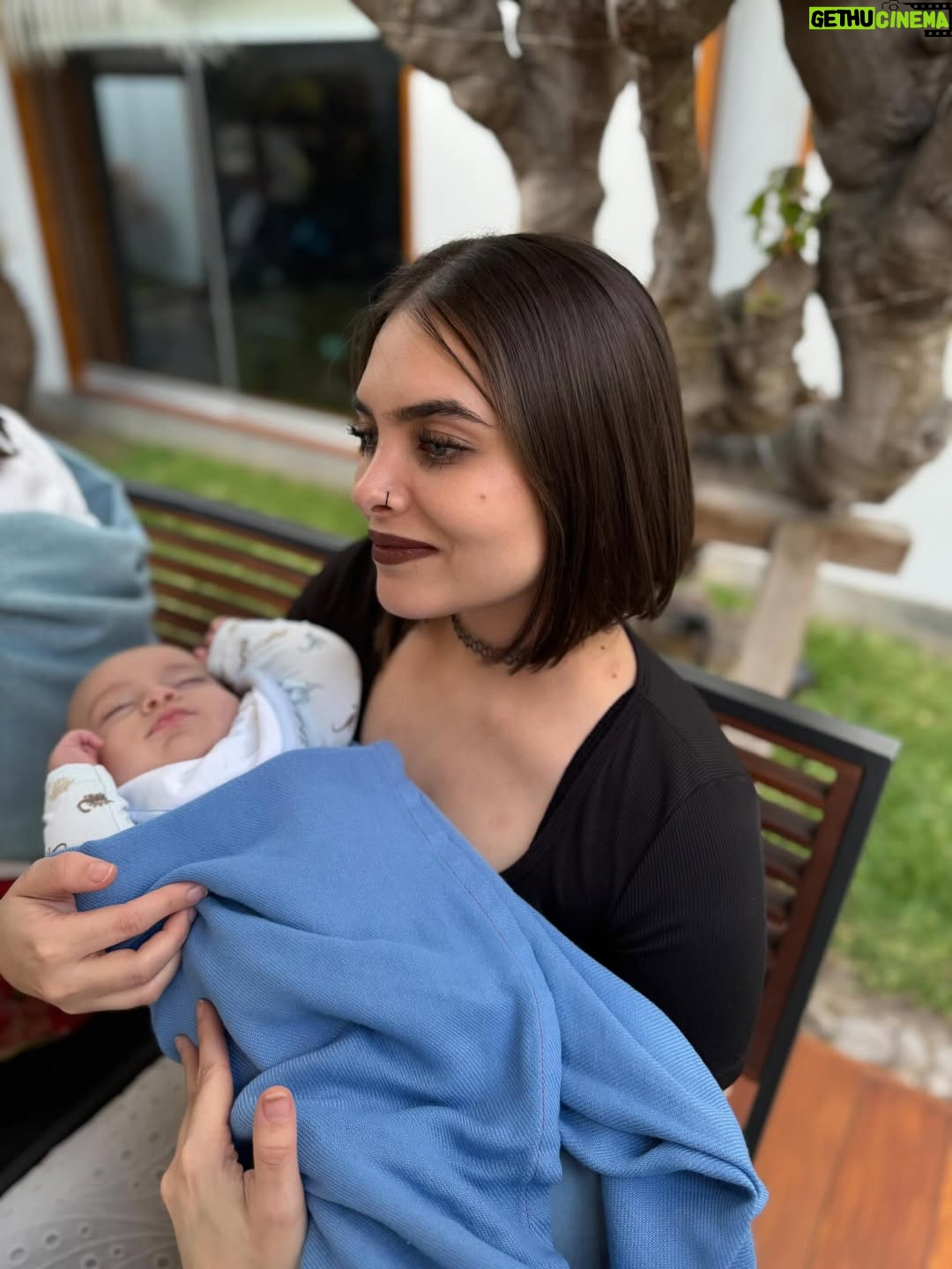 Karina Calmet - 36.5K Likes - Celebramos a mi mami @martabrugnar 🌻 por su cumpleaños! Primer año como Bisnonna apachurrando a su Rafito… Te amamos Mami❤️