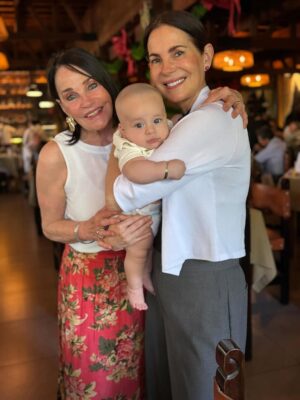 Karina Calmet Instagram - Celebramos a mi mami @martabrugnar 🌻 por su cumpleaños! Primer año como Bisnonna apachurrando a su Rafito… Te amamos Mami❤️
