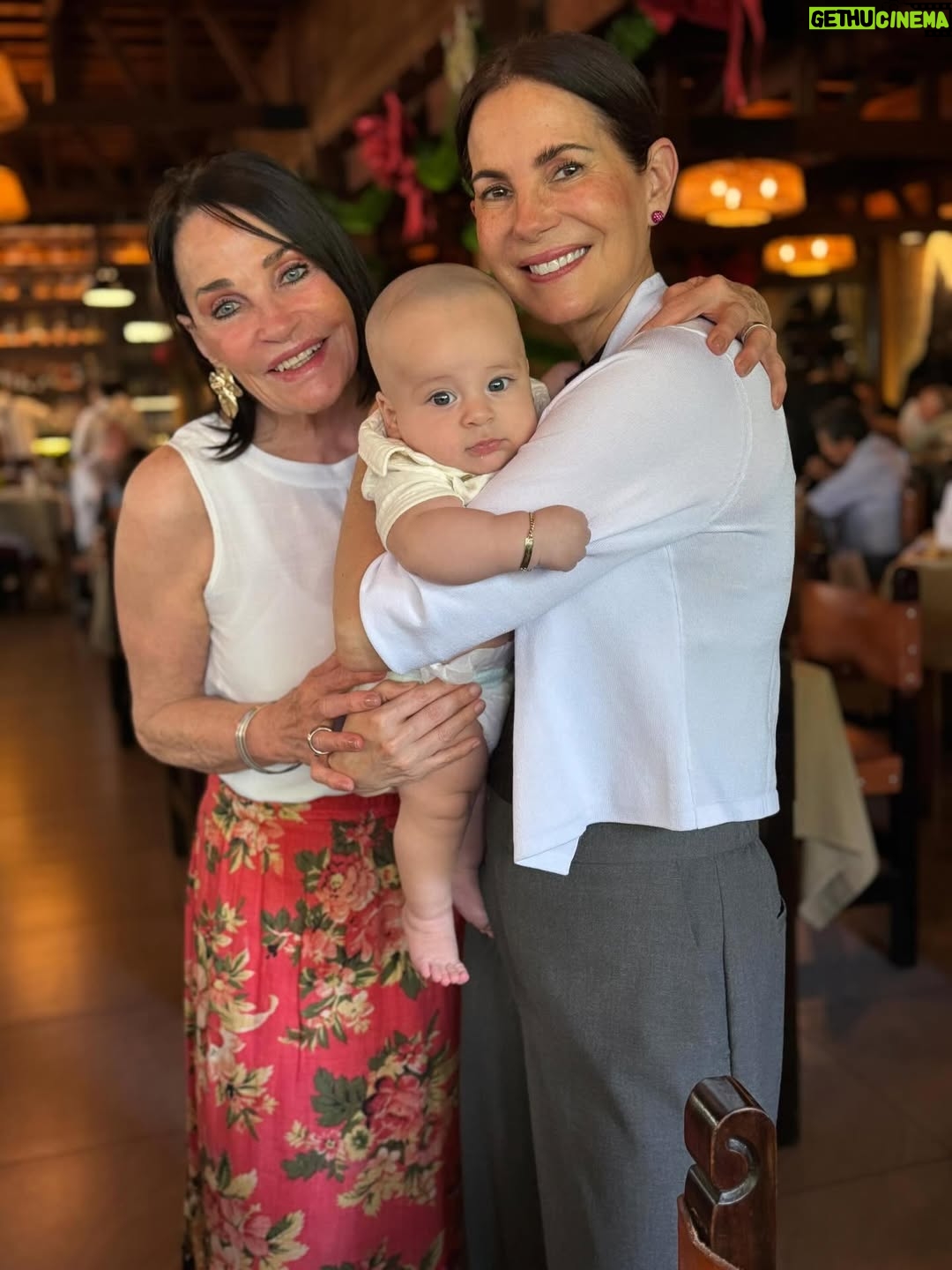 Karina Calmet - 36.5K Likes - Celebramos a mi mami @martabrugnar 🌻 por su cumpleaños! Primer año como Bisnonna apachurrando a su Rafito… Te amamos Mami❤️