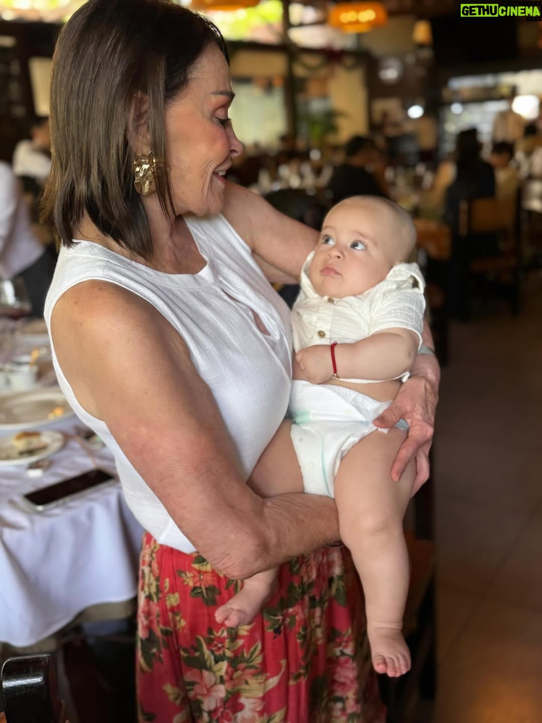 Karina Calmet - 36.5K Likes - Celebramos a mi mami @martabrugnar 🌻 por su cumpleaños! Primer año como Bisnonna apachurrando a su Rafito… Te amamos Mami❤️