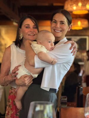 Karina Calmet Instagram - Celebramos a mi mami @martabrugnar 🌻 por su cumpleaños! Primer año como Bisnonna apachurrando a su Rafito… Te amamos Mami❤️