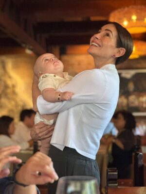 Karina Calmet Instagram - Celebramos a mi mami @martabrugnar 🌻 por su cumpleaños! Primer año como Bisnonna apachurrando a su Rafito… Te amamos Mami❤️