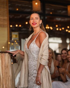 Karina Jelinek Instagram - @karijelinek 🔥👏 en el desfile de @leosalehok @fashionsunsetshow 12-01-2026 en el parador @rollandrock.pde parada 8 de playa Brava, estuvieron presentes las marcas: @kmk_oficial_bymonicakursner @rubirubioficial @atomikoficial @vizzano_oficial Mia Carmesí @claudia__desing @tricotnaty.uy @diamonds.ind @universobyls @alexandrakononovas @aymara.trama @ramirez.ok_ @kova_ba maquillaje y estilismo: @betzy_alza Alexa Sanchez Cristina Jara y Veronica Gallo productora @priscila_abigail_platon // 📸@cabeza_analogica #puntadeleste #moda #desfiledemoda #leosaleh #photograpy #modaphotography
