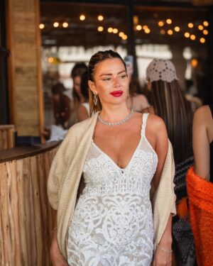 Karina Jelinek Instagram - @karijelinek 🔥👏 en el desfile de @leosalehok @fashionsunsetshow 12-01-2026 en el parador @rollandrock.pde parada 8 de playa Brava, estuvieron presentes las marcas: @kmk_oficial_bymonicakursner @rubirubioficial @atomikoficial @vizzano_oficial Mia Carmesí @claudia__desing @tricotnaty.uy @diamonds.ind @universobyls @alexandrakononovas @aymara.trama @ramirez.ok_ @kova_ba maquillaje y estilismo: @betzy_alza Alexa Sanchez Cristina Jara y Veronica Gallo productora @priscila_abigail_platon // 📸@cabeza_analogica #puntadeleste #moda #desfiledemoda #leosaleh #photograpy #modaphotography