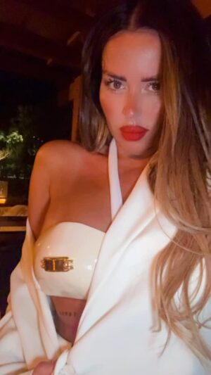 Karina Jelinek Instagram - #karilook by @kimiiloo.design &. @naimaoficial
#punta 🤍