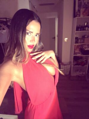 Karina Jelinek Instagram - Amores 🤍
Les comparto mi #karilook de hoy 🤍
Felicidades para todos mis seguidores 🤎
Les gusta mi look!?
#losleo
Y como siempre #lesdejoasucriterio