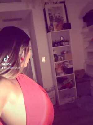 Karina Jelinek Instagram - Amores 🤍
Les comparto mi #karilook de hoy 🤍
Felicidades para todos mis seguidores 🤎
Les gusta mi look!?
#losleo
Y como siempre #lesdejoasucriterio