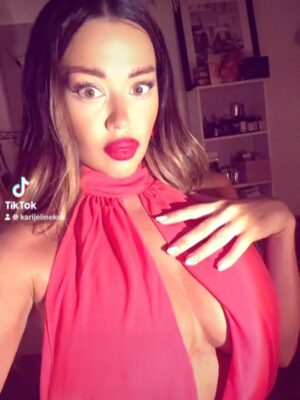 Karina Jelinek Instagram - Amores 🤍
Les comparto mi #karilook de hoy 🤍
Felicidades para todos mis seguidores 🤎
Les gusta mi look!?
#losleo
Y como siempre #lesdejoasucriterio