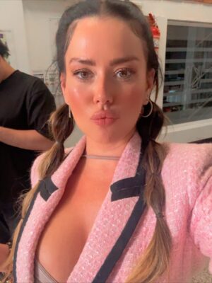Karina Jelinek Instagram - 🩷Amores… llegué a tiempo, aprendí.
¿Les gusta mi #karilook?
@lajauladelamoda 💘
#losleo #porunpaismejor #look