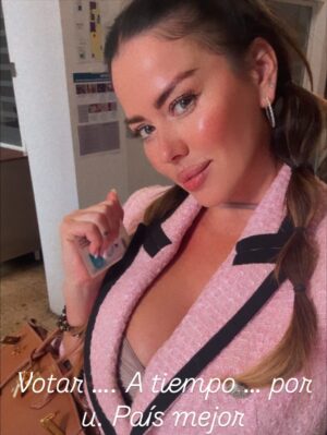 Karina Jelinek Instagram - 🩷Amores… llegué a tiempo, aprendí.
¿Les gusta mi #karilook?
@lajauladelamoda 💘
#losleo #porunpaismejor #look