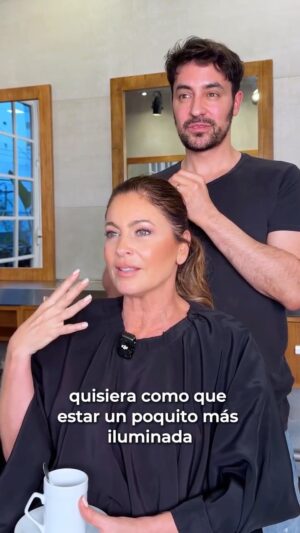 Karina Mazzocco Instagram - Canas que aparecen antes de lo esperado⦠y ganas de no vivir retocando todo el tiempo š
Buscamos sumar luz, suavizar el contraste y lograr un color que acompaƱe mejor el crecimiento, sin perder naturalidad.
Iluminación en el contorno, un degradĆ© de rubio y una base que se mantenga mĆ”s armónica con el paso de los dĆas āØ
Un cambio pensado para convivir con las canas, no para estar peleƔndose con ellas.
Amamos @karinamazzocco š«¶š¼
