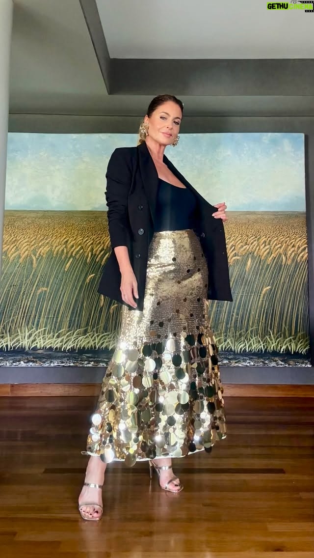 Karina Mazzocco - 10.3K Likes - Mis looks ✨

1#
Pollera globo de jean 
@bravashops
Collar
@karinaklink_accesorios
Cartera negra
@torinibags 

2#

3 piezas de lino rayado de pantalón, top y espolverino @paula.pas
Collar plateado con dijes
@lunagarzonaccesorios
Zapatillas blancas
@kalmainnatta

3#
Falda oro de lentejuelas   Blazer negro overside @ropa__bellaok bellaok
Aros dorados
@lasjuanasnight

Styling
Celina González Balcarce
@celina.gonzalezbalcarce 
@celiteviste