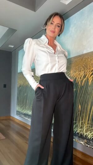 Karina Mazzocco Instagram - Look 1 Ā· ClĆ”sico y elegante š¤
Pantalón negro pinzado camisa blanca con gran cuello y puños
@ynelanne.ok
Aros negros
@lunagarzonaccesorios
Look 2 Ā· Noche en movimiento š
Pantalón y camisa de seda gris oscuro
@liartepaula
Casquete gris de crochet con brillos
@rohe______
Aros
@lasjuanasnigth
Look 3 Ā· Perlas contemporĆ”neas š¤
Pantalón y camisa de jean beige con perlas
@ropa_bellaok
Body blanco
@lenceria_andressa
Zapatillas blancas
@kalmainnata
Look 4 Ā· Denim y cuadrille š
Pantalón a cuadros camisa de jean con lazo y moño
@ropa_bellaok
Aros plateados
@lunagarzonaccesorios
Sandalias de jean
@milano_store_
Styling
Celina GonzƔlez Balcarce
@celinagonzalezbalcarce
@celitevistio