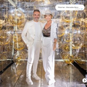 Karina Mazzocco Instagram - Anoche fui invitada a una fiesta espectacular organizada x @mercedesbenzcamionesybuses_arg una tradición que lleva algunos años. La marca Mercedes convoca a clientes y personalidades del espectáculo, la moda, la comunicación y el deporte.
El punto de encuentro fue el Balneario CR en Pinamar y el clima permitió disfrutar de una noche divina! Me encantó encontrarme con amigos y gente muy linda a quienes no veía hacía rato!
Look: @pazcornu