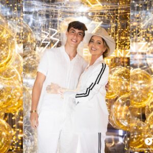 Karina Mazzocco Instagram - Anoche fui invitada a una fiesta espectacular organizada x @mercedesbenzcamionesybuses_arg una tradición que lleva algunos años. La marca Mercedes convoca a clientes y personalidades del espectáculo, la moda, la comunicación y el deporte.
El punto de encuentro fue el Balneario CR en Pinamar y el clima permitió disfrutar de una noche divina! Me encantó encontrarme con amigos y gente muy linda a quienes no veía hacía rato!
Look: @pazcornu