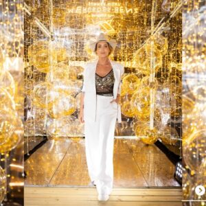 Karina Mazzocco Instagram - Anoche fui invitada a una fiesta espectacular organizada x @mercedesbenzcamionesybuses_arg una tradición que lleva algunos años. La marca Mercedes convoca a clientes y personalidades del espectáculo, la moda, la comunicación y el deporte.
El punto de encuentro fue el Balneario CR en Pinamar y el clima permitió disfrutar de una noche divina! Me encantó encontrarme con amigos y gente muy linda a quienes no veía hacía rato!
Look: @pazcornu