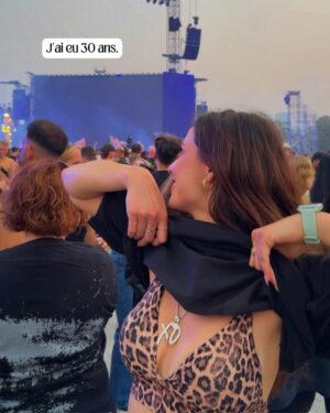 Karine St-Michel Instagram - Ah oui, j’ai aussi découvert que j’avais un stalker et j’ai vu @machinegunkelly au Centre Bell 🎸 hihi. 
C’est mon année 2025. ✨LET’S GO 2026!✨