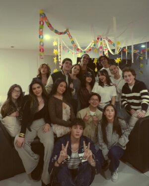 Karla Gaytán Instagram - en qué momento 19???
me emociona muchísimo este nuevo año, gracias a todas las personitas que me han acompañado siempre, que nunca me han dejado sola y que me han enseñado todos los días lo bonita que es la vida llena de amor.
faltaron muchas personas en las fotitos, los amo a todos 💞✨