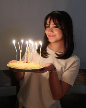 Karla Gaytán Instagram - en qué momento 19???
me emociona muchísimo este nuevo año, gracias a todas las personitas que me han acompañado siempre, que nunca me han dejado sola y que me han enseñado todos los días lo bonita que es la vida llena de amor.
faltaron muchas personas en las fotitos, los amo a todos 💞✨