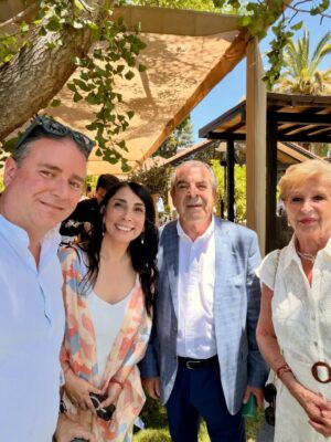 Karla Rubilar Instagram - 85 años de un gigante que sigue hablando al corazón

Ayer fue de esos regalos que la vida concede muy pocas veces. Acompañar a Mario Kreutzberger @donfranciscotv en la celebración de sus 85 años fue profundamente emocionante, íntimo y lleno de sentido.

Junto a Temy y sus hijos, muy especialmente Vivi, fuimos testigos de una jornada cargada de amor, memoria y gratitud. Ver a Mario con el micrófono en la mano, con esa fuerza inconfundible y esa convicción intacta, fue constatar que hay vocaciones que no envejecen: se agrandan.

La alegría de sus amigos, el video conmovedor con la voz de su padre, la presencia entrañable de su querido Valentín Trujillo, y toda la historia que se despliega detrás de una vida vivida con propósito, nos atravesaron el alma. Cada momento fue un homenaje a la perseverancia, a la fe en las personas, al trabajo bien hecho y al amor profundo por Chile.

Todo estuvo exquisito, sí. Pero lo verdaderamente invaluable fue sentirnos honrados de estar, una vez más, en un espacio íntimo con ellos. De esos que no alcanzan las palabras para agradecer. 

Hemos conocido a pocas personas verdaderamente gigantes en la vida.
Mario, @donfranciscotv , es sin duda, uno de ellos.  Lo queremos mucho.  Dios le dé vida por muchos años más para seguir disfrutándolo. 💛