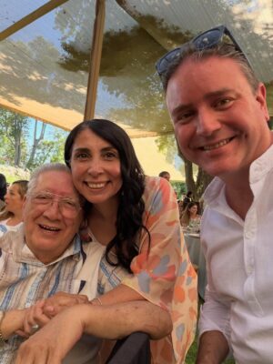 Karla Rubilar Instagram - 85 años de un gigante que sigue hablando al corazón

Ayer fue de esos regalos que la vida concede muy pocas veces. Acompañar a Mario Kreutzberger @donfranciscotv en la celebración de sus 85 años fue profundamente emocionante, íntimo y lleno de sentido.

Junto a Temy y sus hijos, muy especialmente Vivi, fuimos testigos de una jornada cargada de amor, memoria y gratitud. Ver a Mario con el micrófono en la mano, con esa fuerza inconfundible y esa convicción intacta, fue constatar que hay vocaciones que no envejecen: se agrandan.

La alegría de sus amigos, el video conmovedor con la voz de su padre, la presencia entrañable de su querido Valentín Trujillo, y toda la historia que se despliega detrás de una vida vivida con propósito, nos atravesaron el alma. Cada momento fue un homenaje a la perseverancia, a la fe en las personas, al trabajo bien hecho y al amor profundo por Chile.

Todo estuvo exquisito, sí. Pero lo verdaderamente invaluable fue sentirnos honrados de estar, una vez más, en un espacio íntimo con ellos. De esos que no alcanzan las palabras para agradecer. 

Hemos conocido a pocas personas verdaderamente gigantes en la vida.
Mario, @donfranciscotv , es sin duda, uno de ellos.  Lo queremos mucho.  Dios le dé vida por muchos años más para seguir disfrutándolo. 💛
